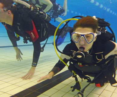pool-med-atlantis-dive-college-i-rosenlundsbadet-dykutbildning-dykcertifikat-16